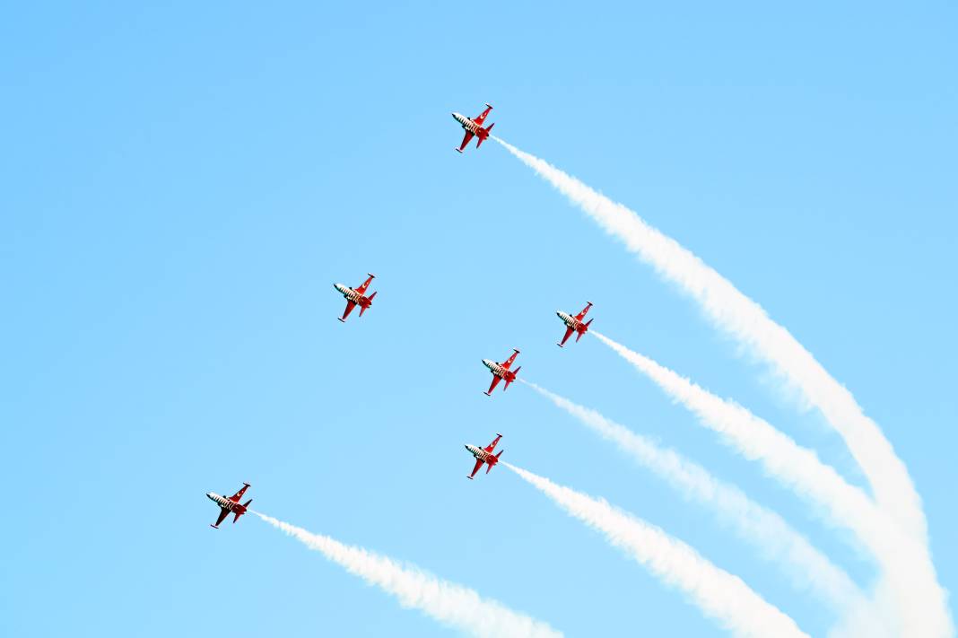 Mersin’de gökyüzü kırmızı beyaza boyandı: Türk Yıldızları nefesleri kesti 6